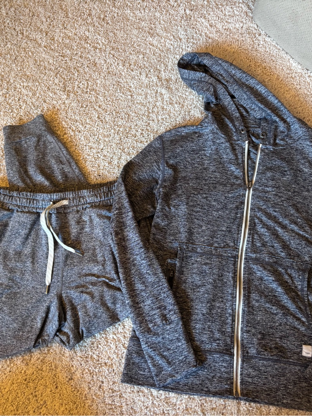 Vuori women’s XS Heather Gray Zip Hoodie and Joggers Set. NEW